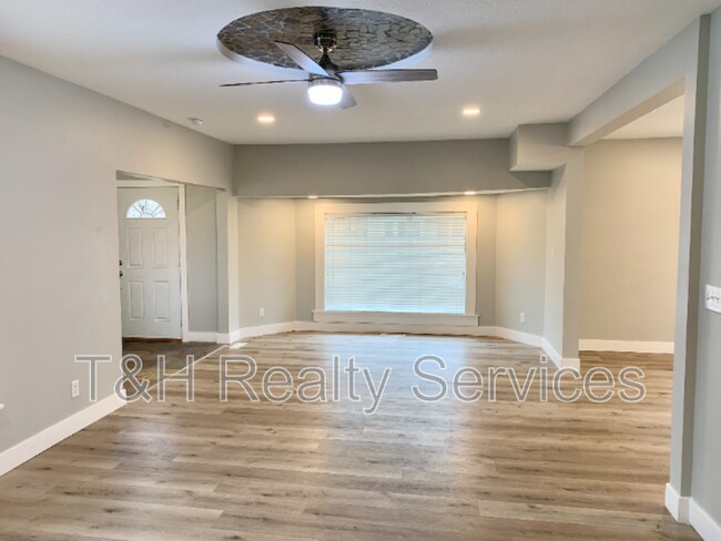 Foto del edificio - 6155 Broadway St