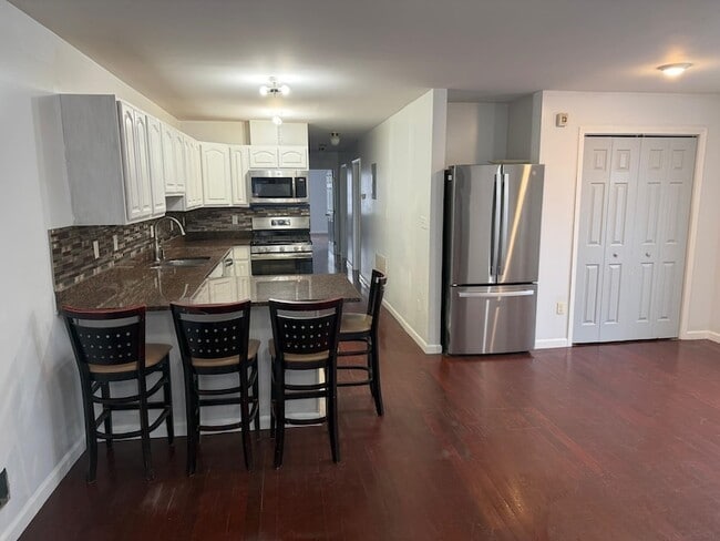 Building Photo - 183 Hutton St