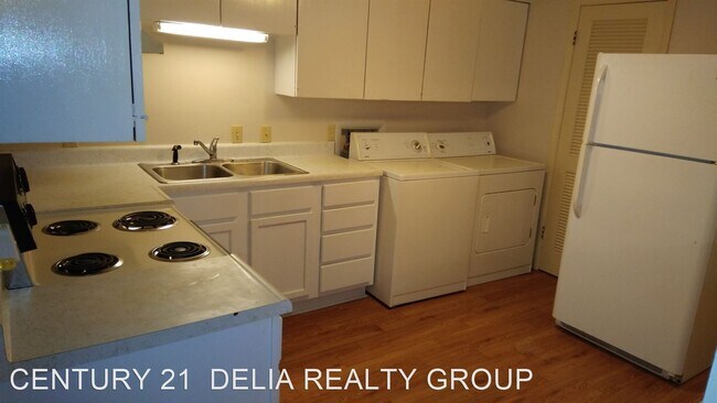 Building Photo - 2 br, 1 bath House - 305 Greenbriar Apt. 28