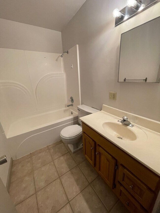 Foto del edificio - 3 Bedroom, 1 Bathroom House with Attached Garage
