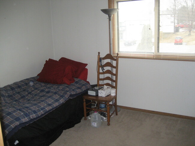 Building Photo - 1 bedroom, 1 bath Condo on Iowa City's wes...