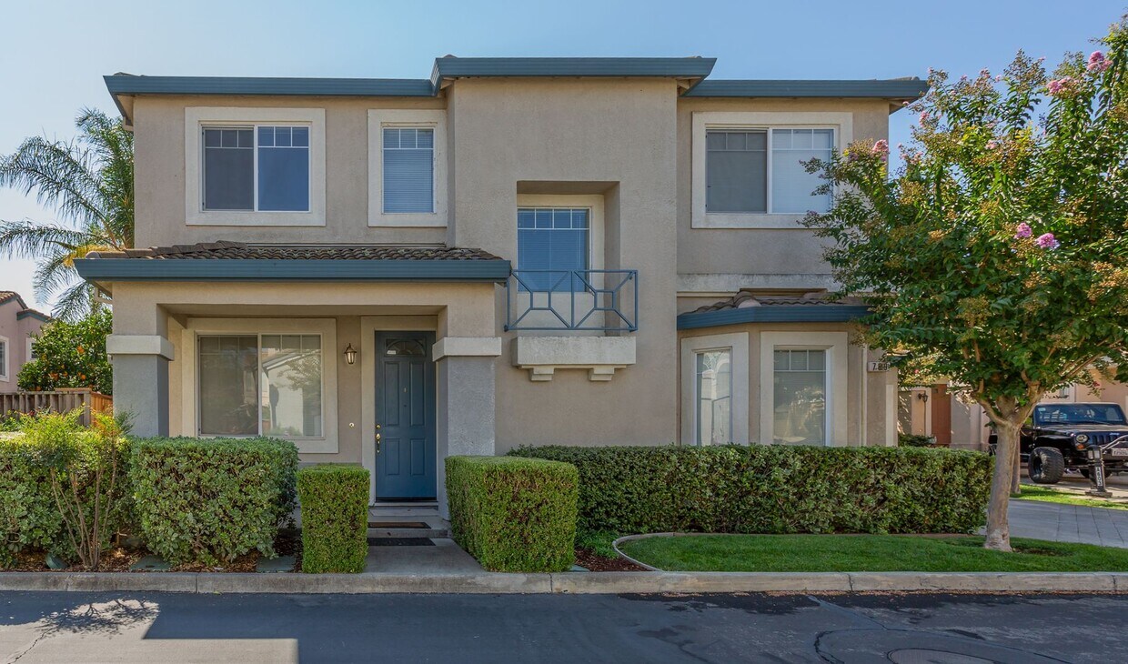 Primary Photo - Price Drop! 2-story home, 4 bed, 2.5 bath,...