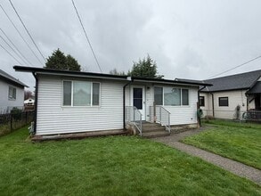 Building Photo - 418 Williams Ave N