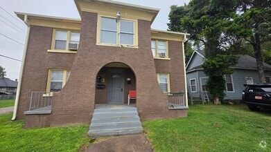 Building Photo - 815 N Brauer Ave