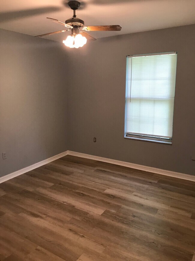 Building Photo - Beautiful 3 Bedroom 2 Bathroom House