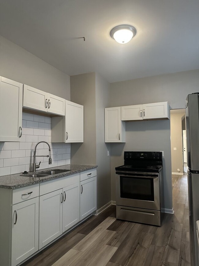 Building Photo - 482 E Markison Ave