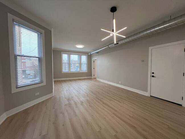 Foto del edificio - 3640 W Fullerton Ave