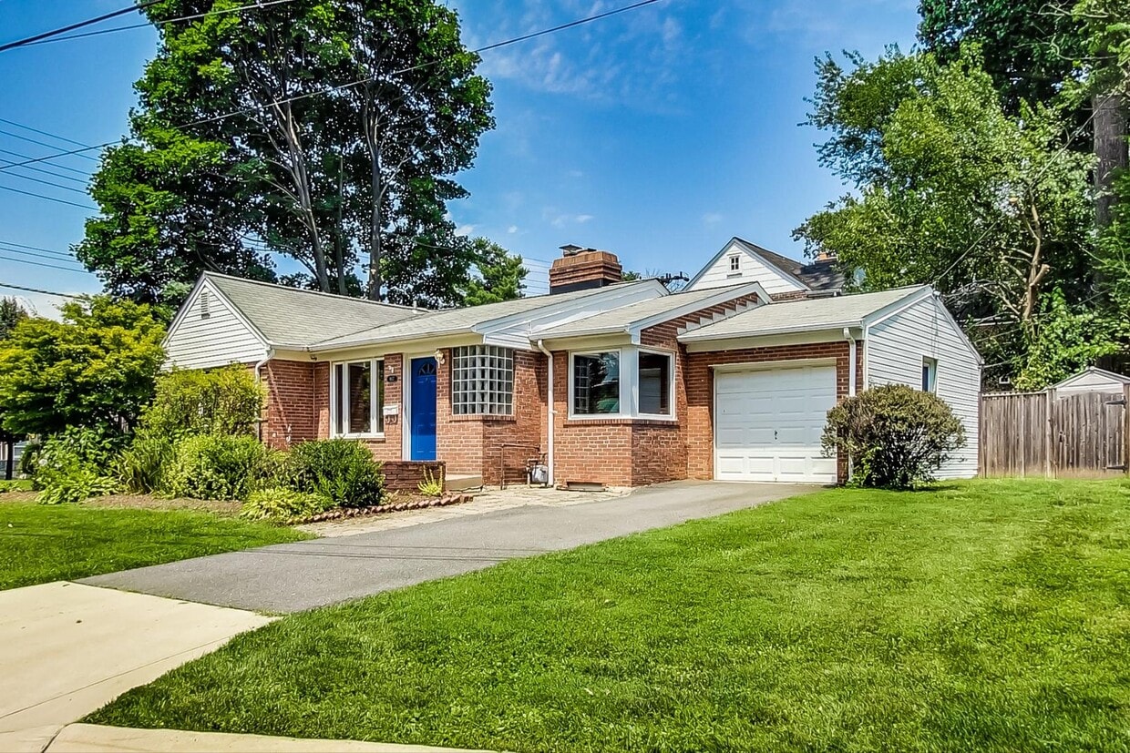 ONE LEVEL LIVING -- BETHESDA !!! 2Bed + 2.5 BA + Home Office / Fin basement,Fenced Yard - .2 to ... - ONE LEVEL LIVING -- BETHESDA !!!  2Bed + 2.5 BA + Home Office / Fin basement,Fenced Yard - .2 to ...