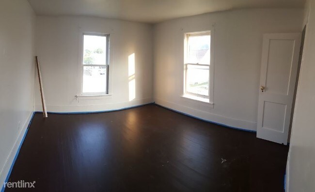 Foto del edificio - 3 br, 1.5 bath House - 355 James st.