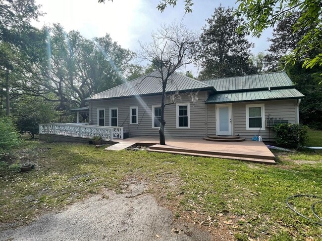 Building Photo - 3 Bedroom Single Family Home Large Garage ...