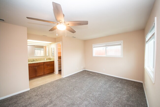 Master suite - 4583 Cheshire St