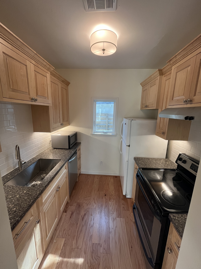Full kitchen - 4388 Varsity Ln