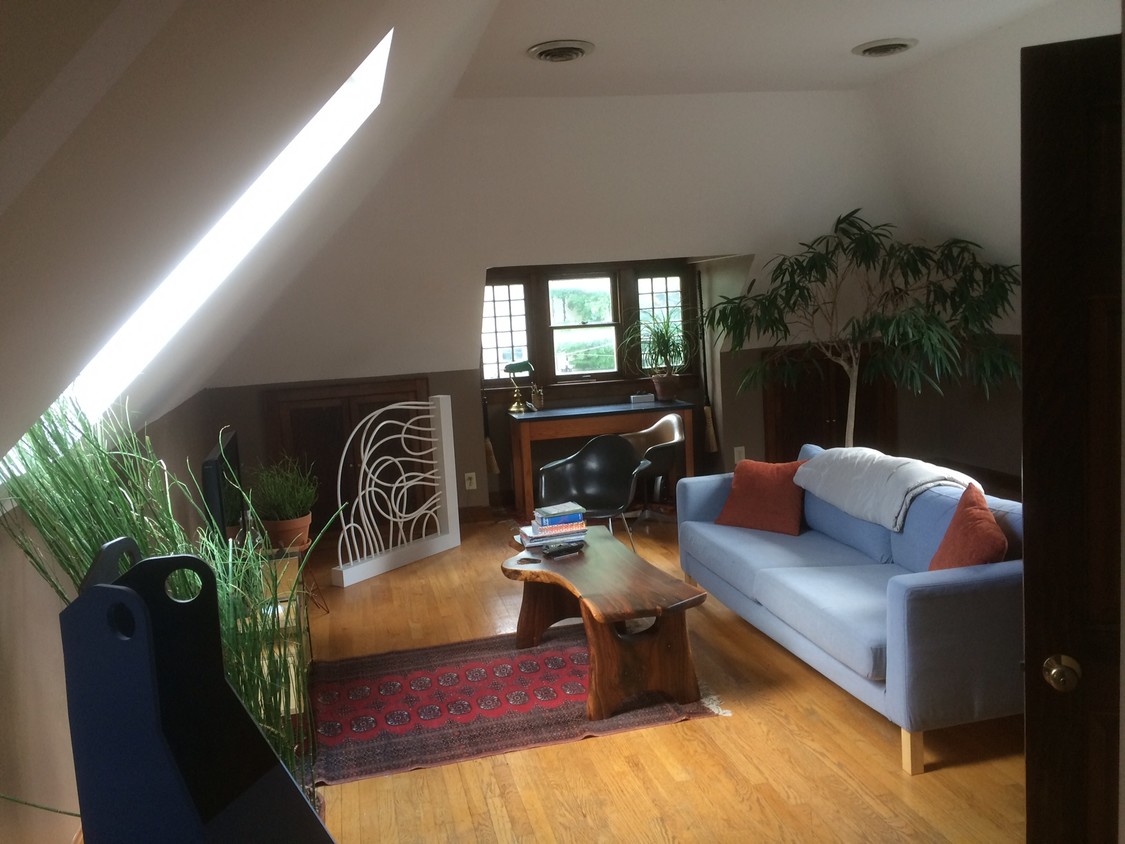 Foto principal - 234 W 2nd St