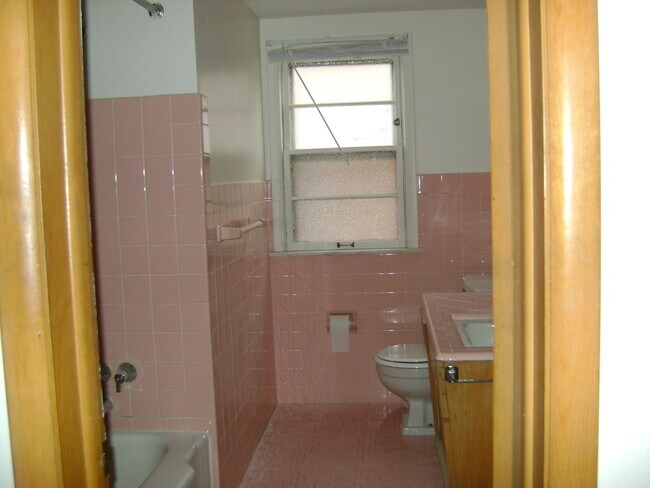 Building Photo - 2544 Warrensville Center Rd