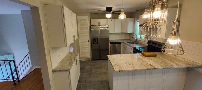 Foto del edificio - Renovated, Spacious Split Foyer homme