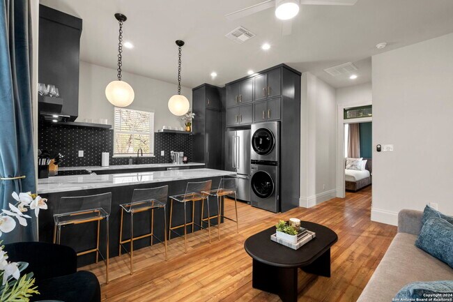 Foto del edificio - 201 E Carson St