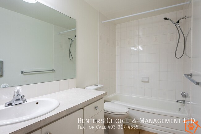 Building Photo - Main Floor Unit Secured Entry, Elevator, Gas & Water Included