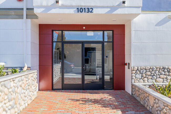 Entrance - Commerce Villas Apartments