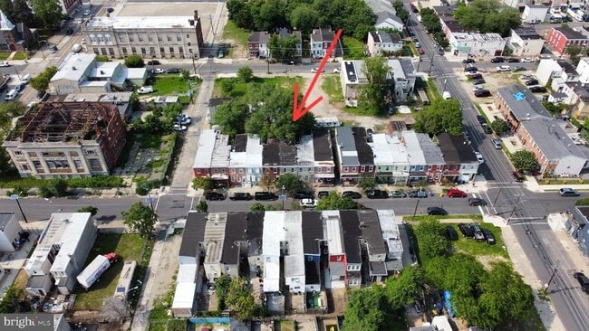 Building Photo - 565 Line St