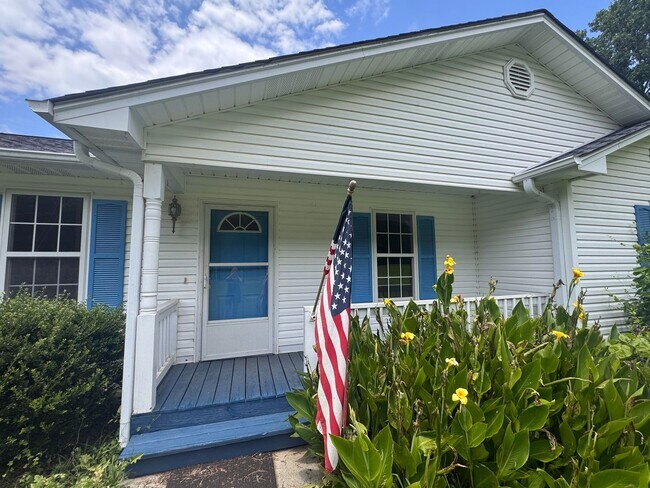 Foto del edificio - Beautiful 3BR Home for Rent in Toccoa, GA with Fenced Yard & 2-Car Garage