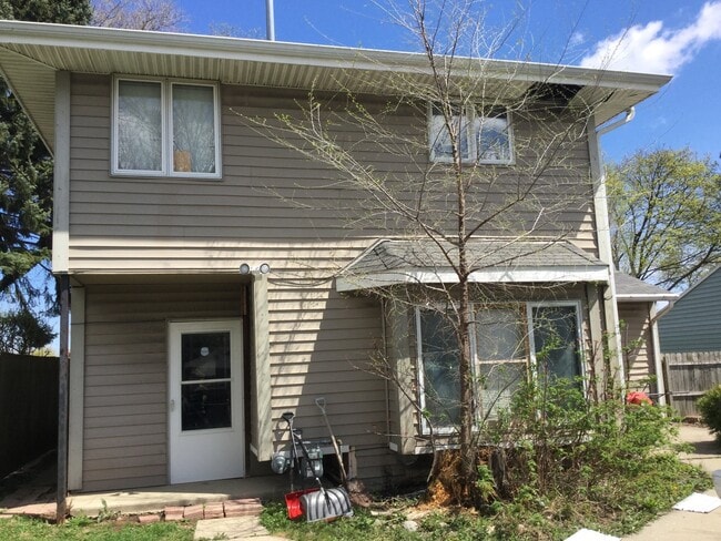 Building Photo - 4 Bedroom 2 Bathroom Single Family Home