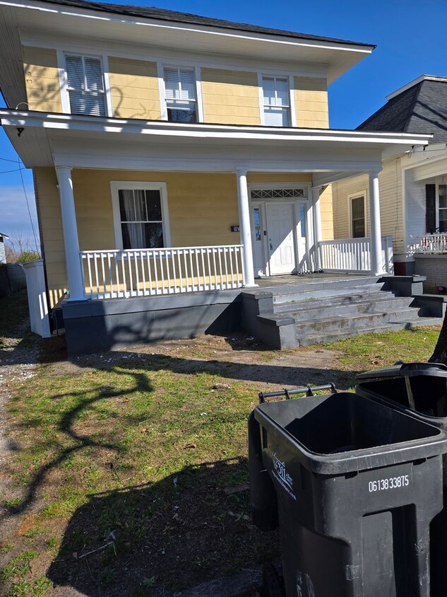 Foto principal - Single family home with covered front porch