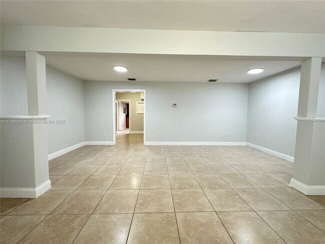 Foto del edificio - 2811 NW 88th St