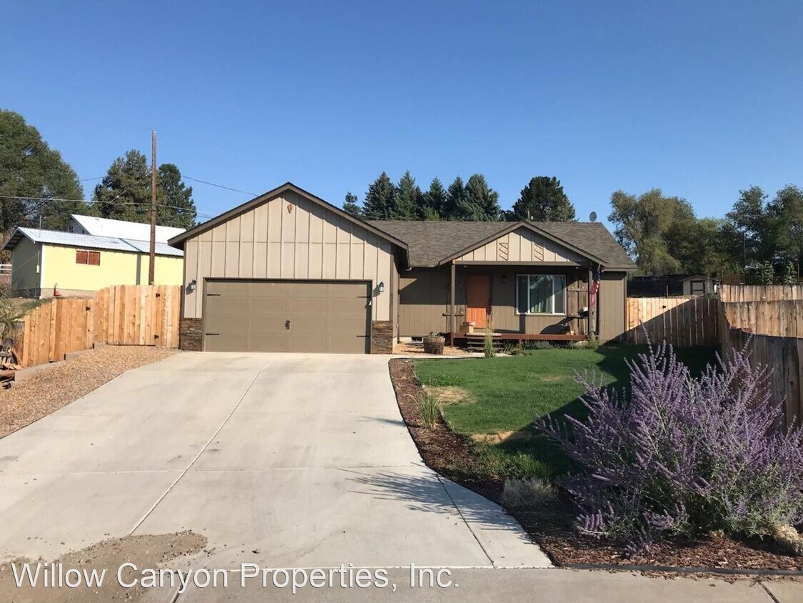 692 SE Cross Ln, Madras, OR 97741 House Rental in Madras, OR