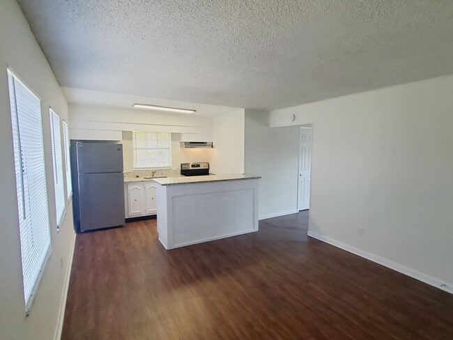 Building Photo - Remodeled, One Bedroom, One Bath Apartment...