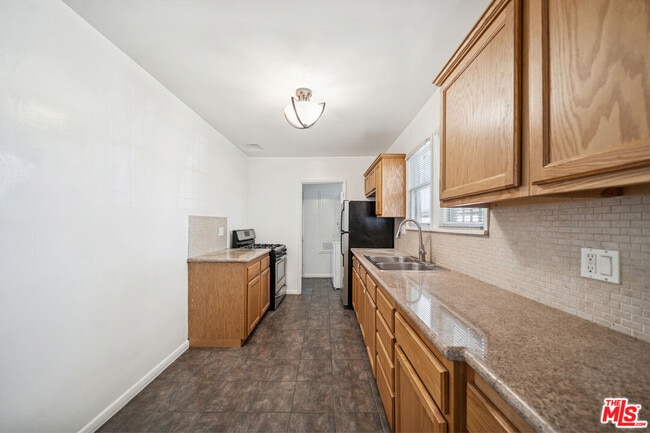 Foto del edificio - 7758 Rosewood Ave