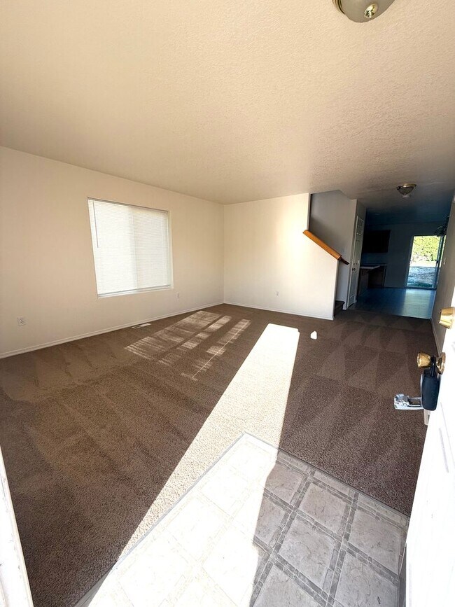 Foto del edificio - Spacious 4-Bedroom Rental Home in Prime Pa...