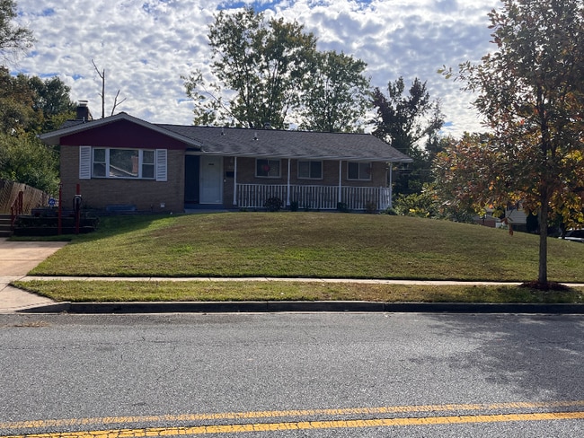 Building Photo - 8701 Magnolia Dr