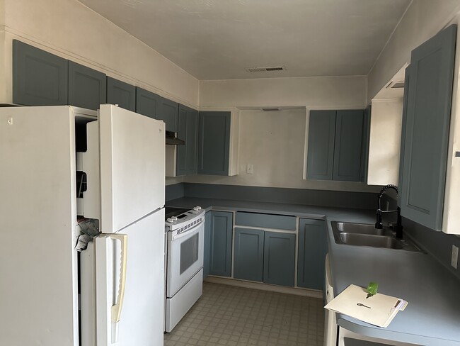 Building Photo - 1060 NE Churchill St