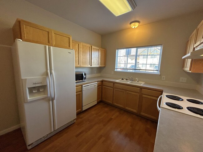 Building Photo - Charming 2 Bed / 2 Bath Condo in Windsor