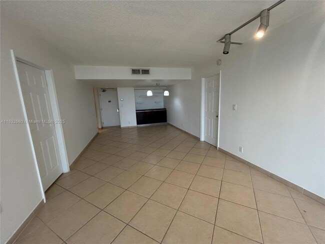Building Photo - 2 bedroom in Aventura FL 33180