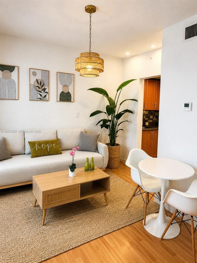 Foto del edificio - 7326 Collins Ave