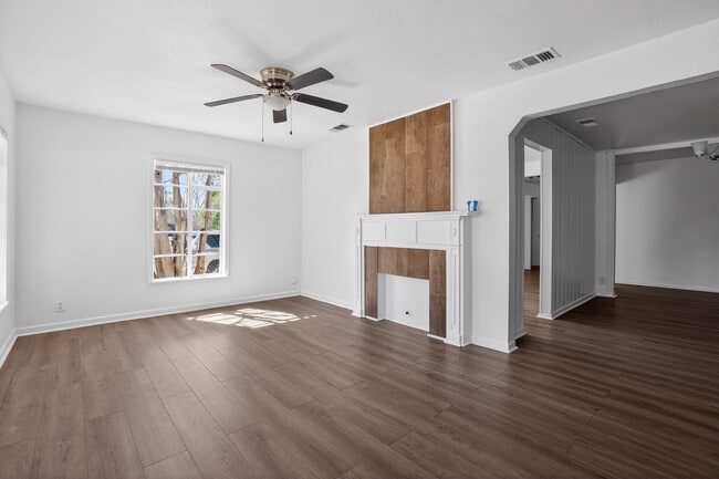 Foto del edificio - **50% Off First Month's Rent!**Newly Renovated 3 Bed / 2 Bath Home with Hardwood Floors & Spaciou...