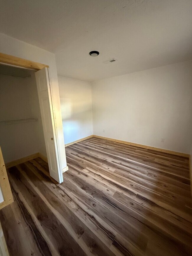 Foto del edificio - Harriman 37748 - 1 Bedroom, 1 bath Duplex - Call Lisa Vineyard or Shannon Russell 865-216-9334