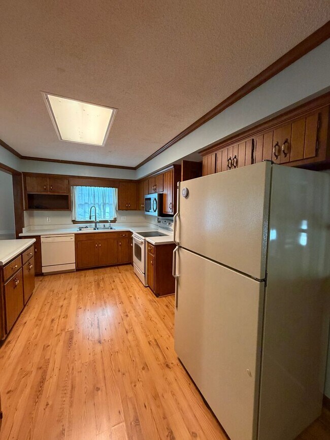 Foto del edificio - Spacious 3 Bedroom, 2 Bath Home on Over an Acre – Lawn Care Included!