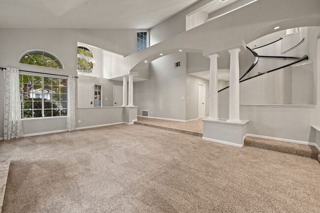 Foto del edificio - Luxury 4-Bedroom Home with Designer Upgrad...