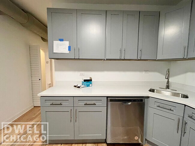 Foto del edificio - 2221 W Augusta Blvd