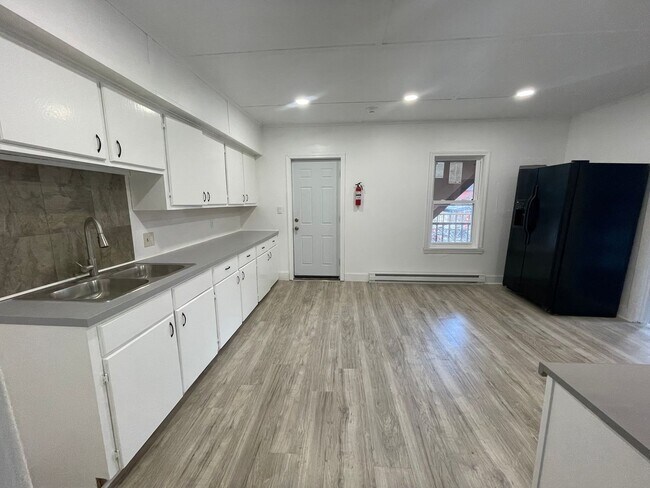 Foto del edificio - Beautifully Remodeled 2-Bedroom First Floor Apartment – Adams, MA – $1,500/month