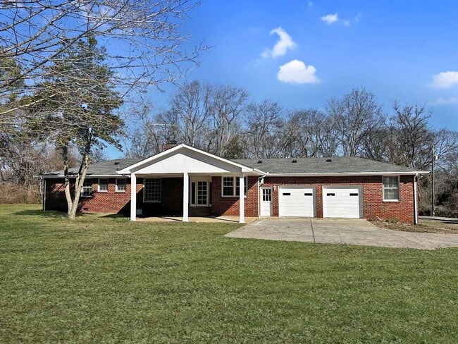 Building Photo - Private 3 bedroom/2 bath home on 2 acres!