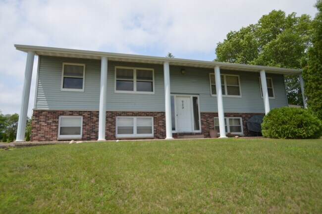 Building Photo - 929 East Ave N