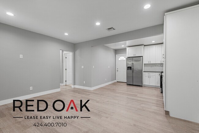 Building Photo - Charming Three Bedroom Walk-Up with Lots o...