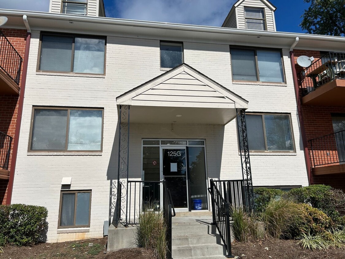 Primary Photo - Cozy Leesburg Condo