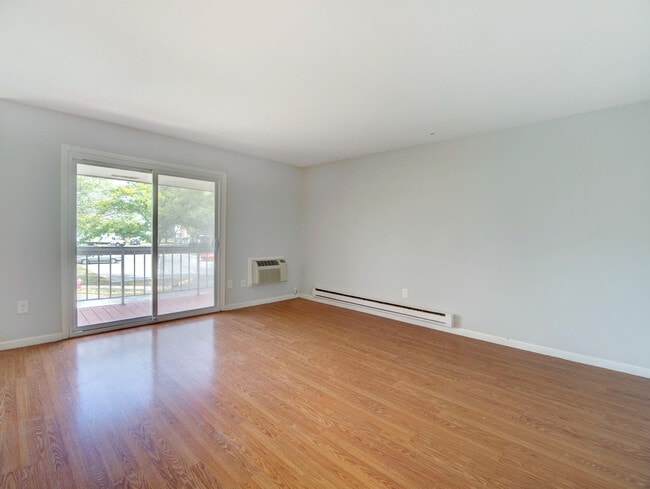 Building Photo - 807 Eves Dr