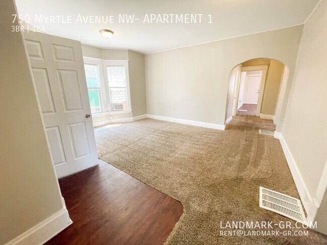Building Photo - Available NOW! - LARGE 3 bed /1 bath - Wes...