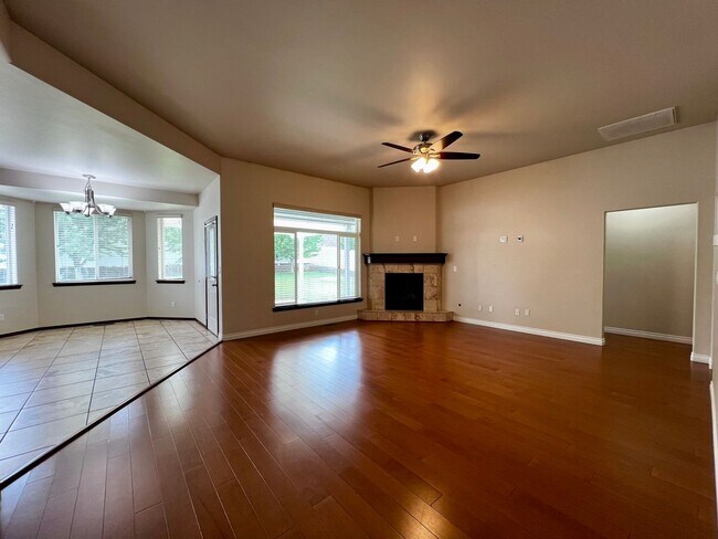 Foto del edificio - Home in West Valley with garage & back yard!