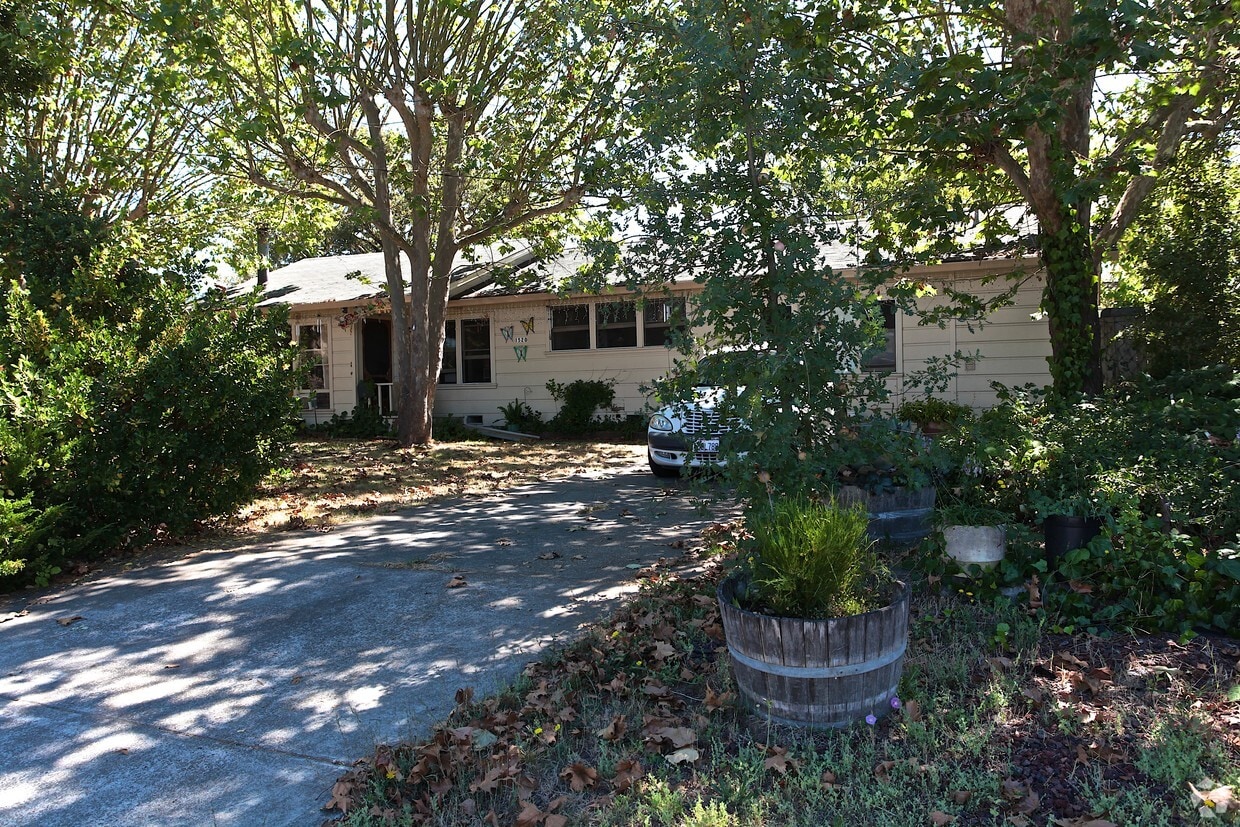 Primary Photo - 1520-1524 Ditty Ave